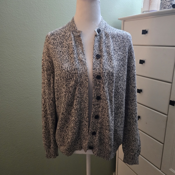 Isaac Mizrahi Sweaters - 💚 2/$12 or 3/$17  Isaac Mizrahi Black & Creamy White Knit Cardigan